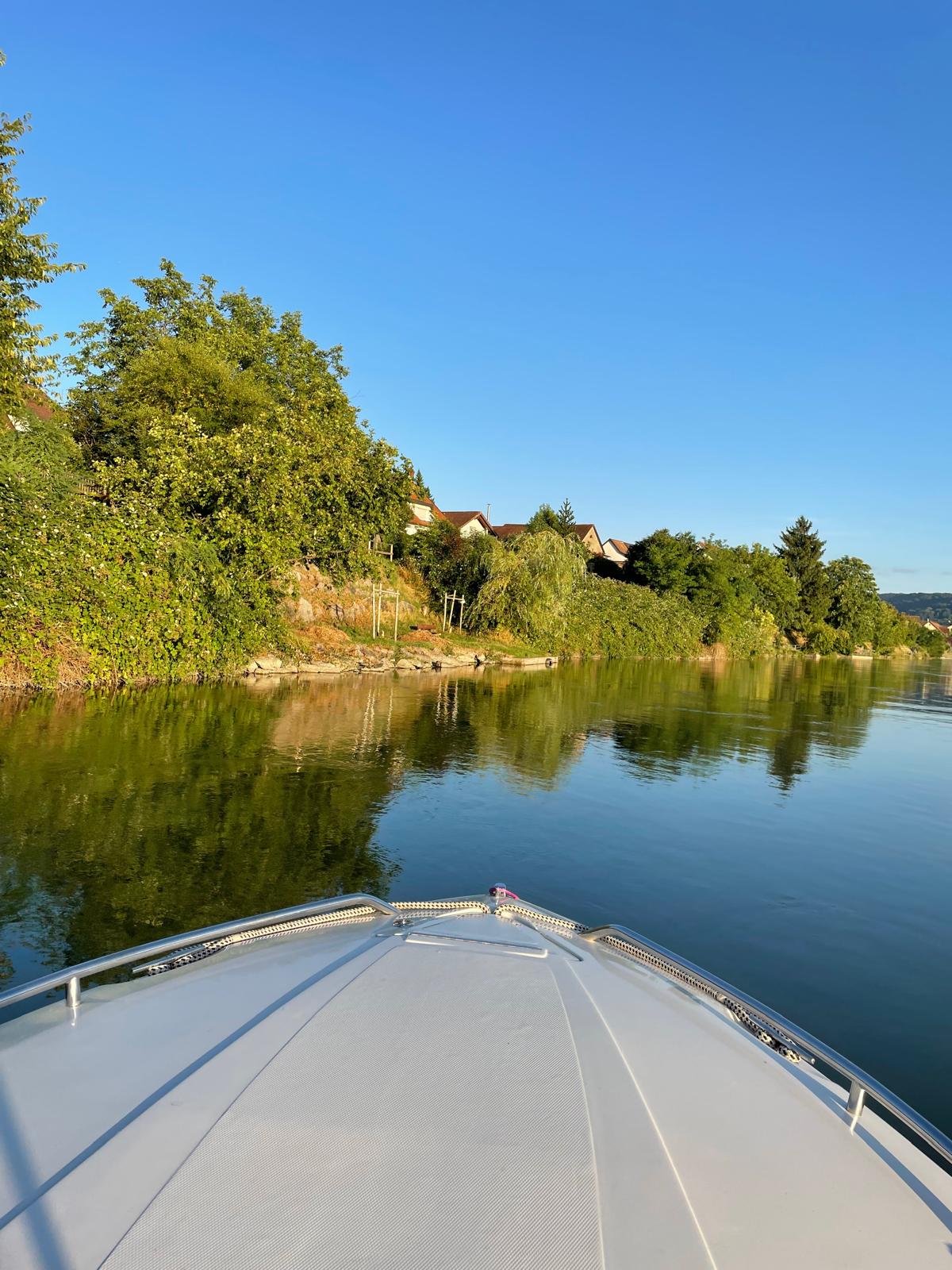 Mit dem Boot auf dem Rhein bei Wallbach