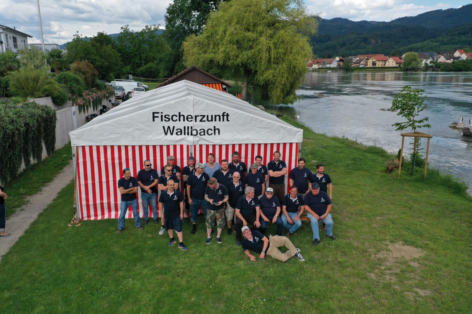 Gruppenbild der Fischerzunft vor dem Festzelt