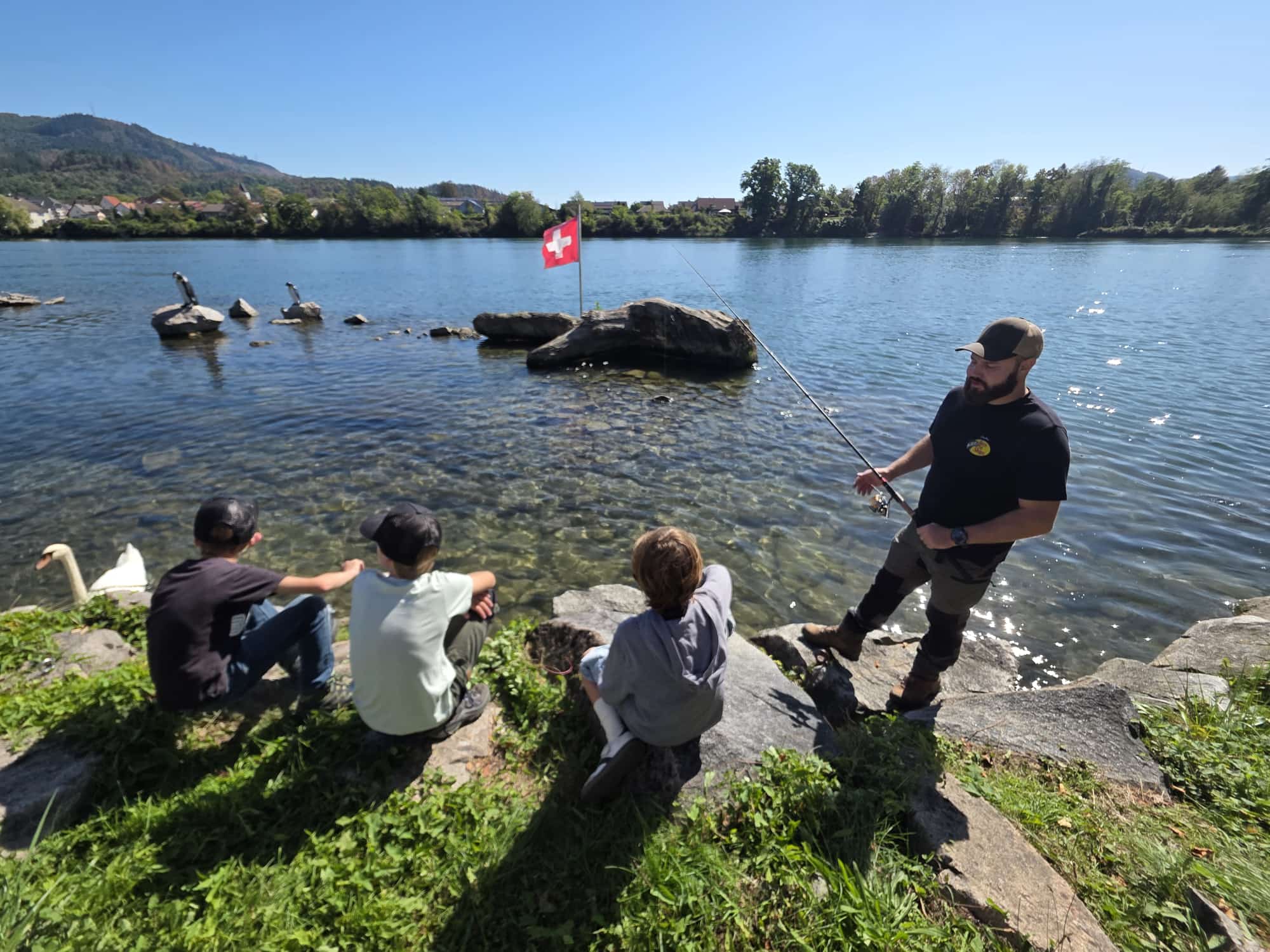 Kinder lernen beim Tag des Fischens das Angeln