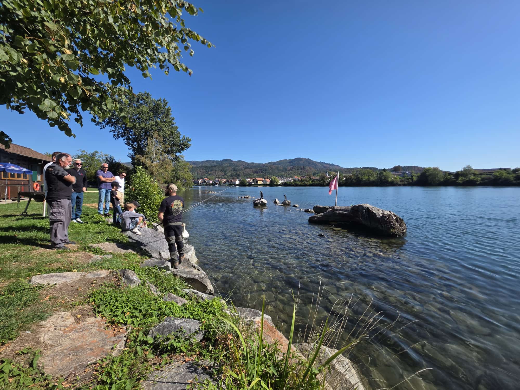 Kinder am Ufer beim Fischen