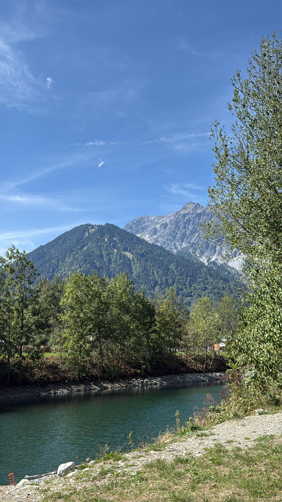 Hosensee vor der Bergkulisse